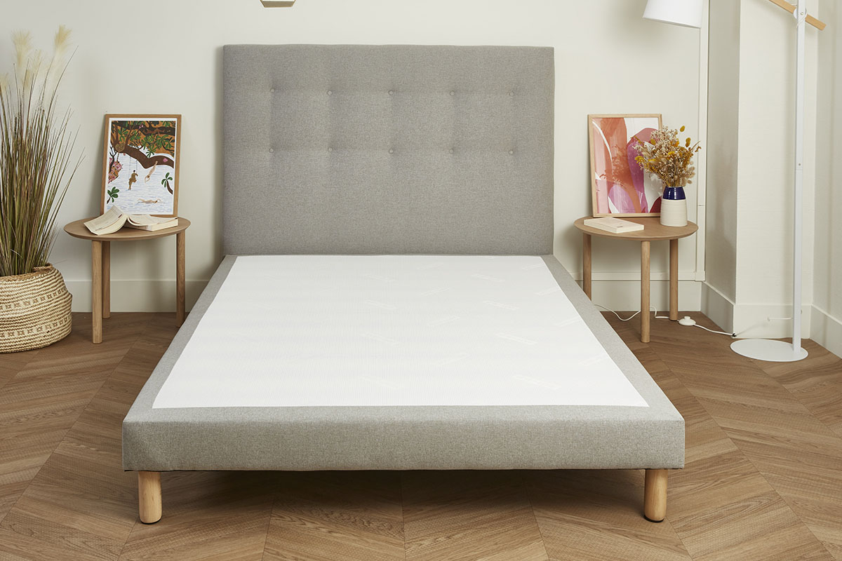 Sommier déco + tête de lit dans une chambre bien décorée.